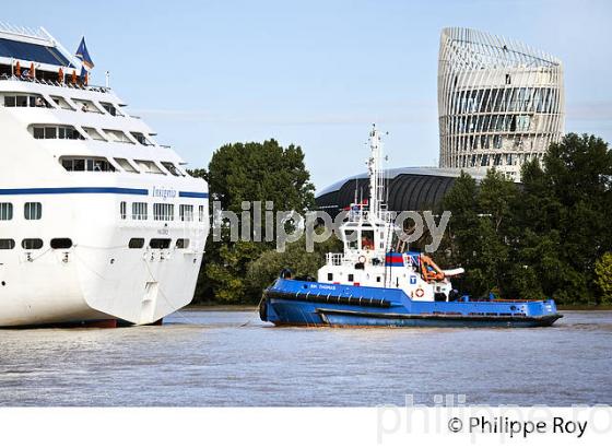 REMORQUAGE , BATEAU DE CROISIERE, SUR LA GARONNE, PORT DE BORDEAUX. (33F23204.jpg)