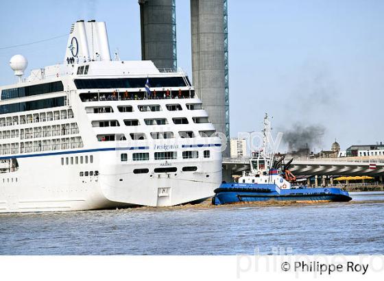 REMORQUAGE , BATEAU DE CROISIERE, SUR LA GARONNE, PORT DE BORDEAUX. (33F23205.jpg)