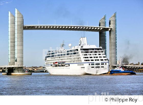 REMORQUAGE , BATEAU DE CROISIERE, SUR LA GARONNE, PORT DE BORDEAUX. (33F23206.jpg)