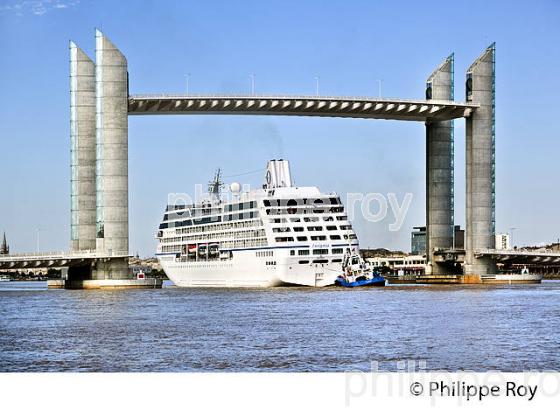 REMORQUAGE , BATEAU DE CROISIERE, SUR LA GARONNE, PORT DE BORDEAUX. (33F23207.jpg)