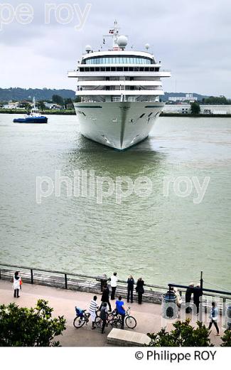 BATEAU DE CROISIERE, SUR LA GARONNE, PORT DE LA LUNE ,  BORDEAUX. (33F23218.jpg)