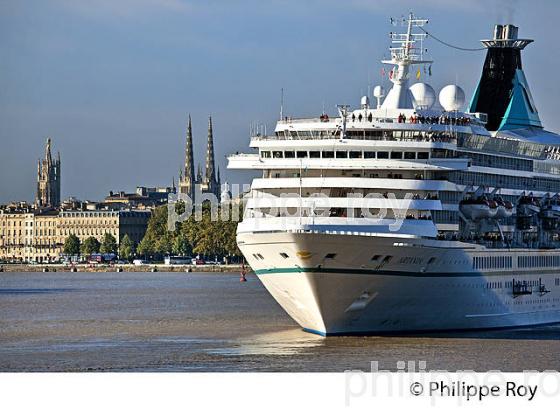 BATEAU DE CROISIERE, SUR LA GARONNE, PORT DE LA LUNE ,  BORDEAUX. (33F23222.jpg)