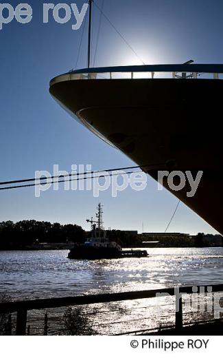 BATEAU DE CROISIERE, SUR LA GARONNE, PORT DE LA LUNE ,  BORDEAUX. (33F23233.jpg)