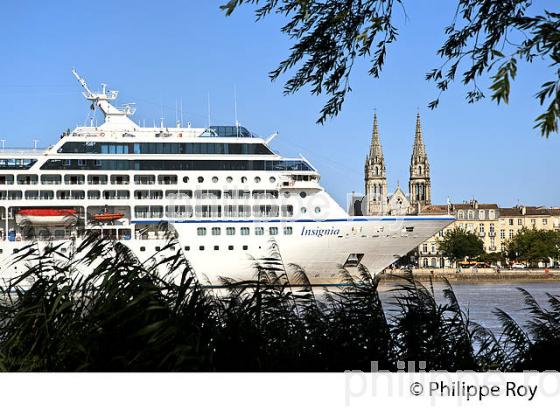 BATEAU DE CROISIERE, SUR LA GARONNE, PORT DE LA LUNE ,  BORDEAUX. (33F23301.jpg)