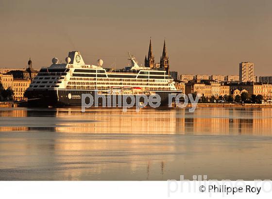 BATEAU DE CROISIERE, SUR LA GARONNE, PORT DE LA LUNE ,  BORDEAUX. (33F23306.jpg)