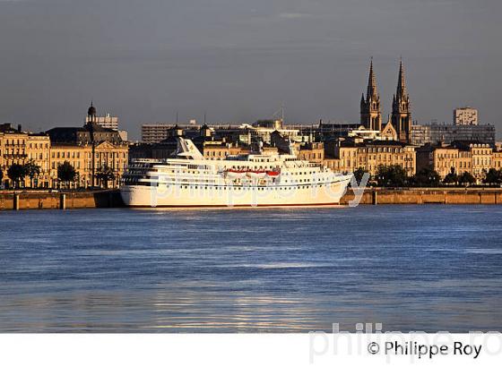 BATEAU DE CROISIERE, SUR LA GARONNE, PORT DE LA LUNE ,  BORDEAUX. (33F23307.jpg)