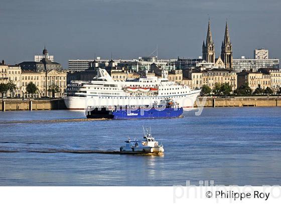 BATEAU DE CROISIERE, SUR LA GARONNE, PORT DE LA LUNE ,  BORDEAUX. (33F23312.jpg)