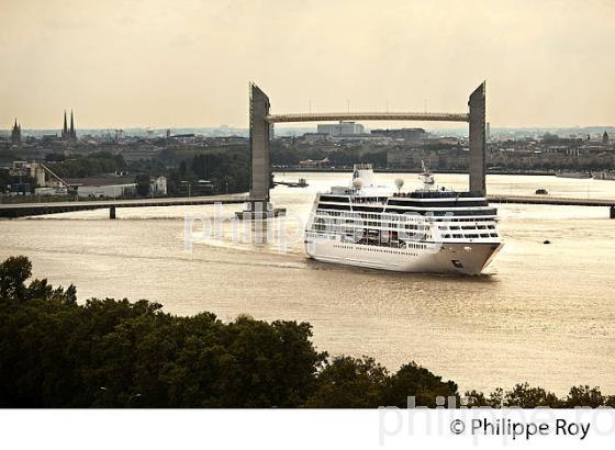 BATEAU DE CROISIERE  SUR LA GARONNE,ET PONT CHABAN DELMAS,  BORDEAUX, GIRONDE. (33F23316.jpg)