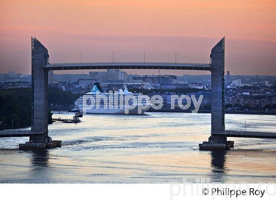 BATEAU DE CROISIERE  SUR LA GARONNE,ET PONT CHABAN DELMAS,  BORDEAUX, GIRONDE. (33F23317.jpg)