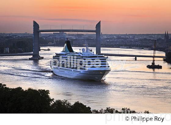 BATEAU DE CROISIERE  SUR LA GARONNE,ET PONT CHABAN DELMAS,  BORDEAUX, GIRONDE. (33F23319.jpg)