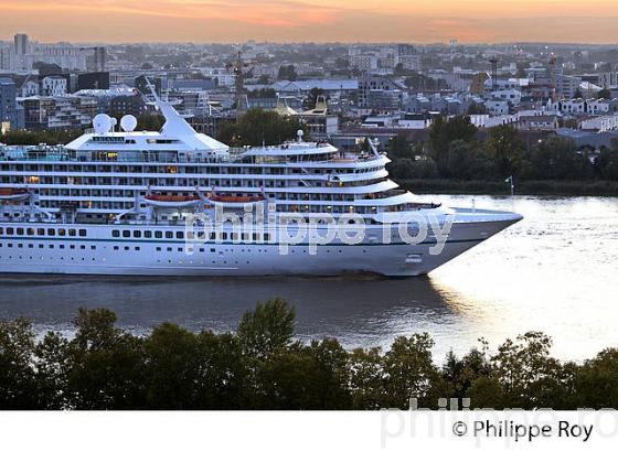 BATEAU DE CROISIERE, SUR LA GARONNE, PORT DE LA LUNE ,  BORDEAUX. (33F23322.jpg)