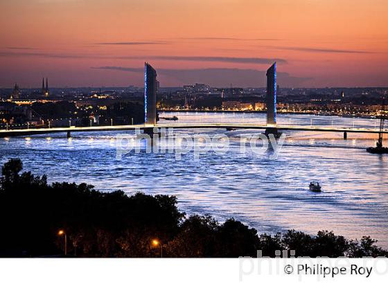LE PONT LEVANT CHABAN-DELMAS, SUR LA GARONNE, BORDEAUX, GIRONDE. (33F23325.jpg)