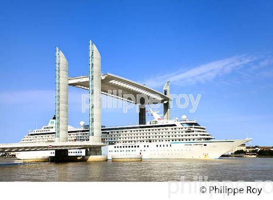 BATEAU DE CROISIERE SUR LA GARONNE ET PONT CHABAN DELMAS, BORDEAUX. (33F23332.jpg)