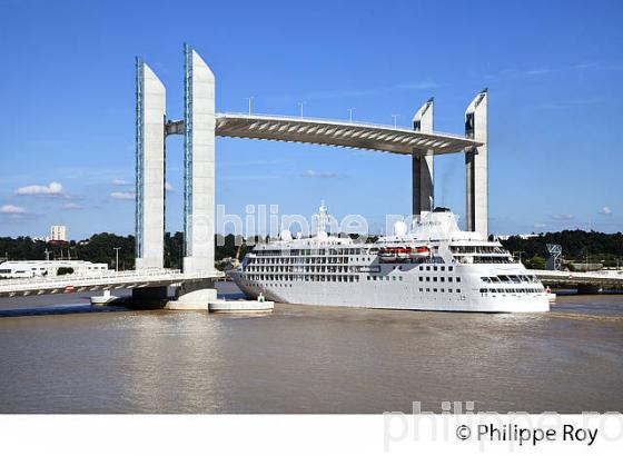 BATEAU DE CROISIERE SUR LA GARONNE ET PONT CHABAN DELMAS, BORDEAUX. (33F23335.jpg)