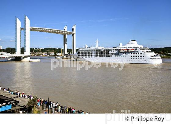 BATEAU DE CROISIERE,AMENAGEMENT DES QUAIS, PONT CHABAN DELMAS, BORDEAUX, GIRONDE. (33F23336.jpg)