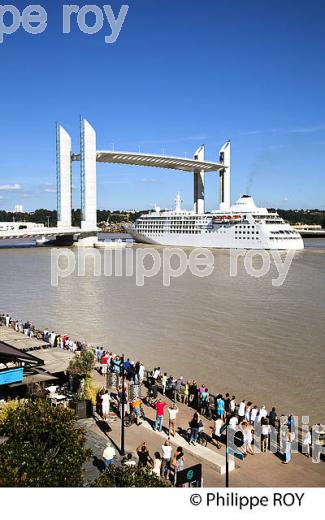 BATEAU DE CROISIERE,AMENAGEMENT DES QUAIS, PONT CHABAN DELMAS, BORDEAUX, GIRONDE. (33F23337.jpg)