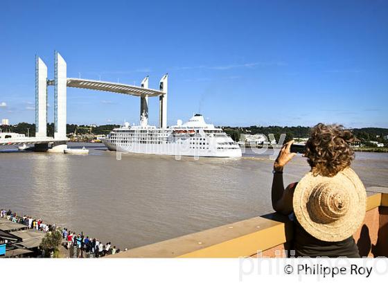 BATEAU DE CROISIERE,AMENAGEMENT DES QUAIS, PONT CHABAN DELMAS, BORDEAUX, GIRONDE. (33F23338.jpg)