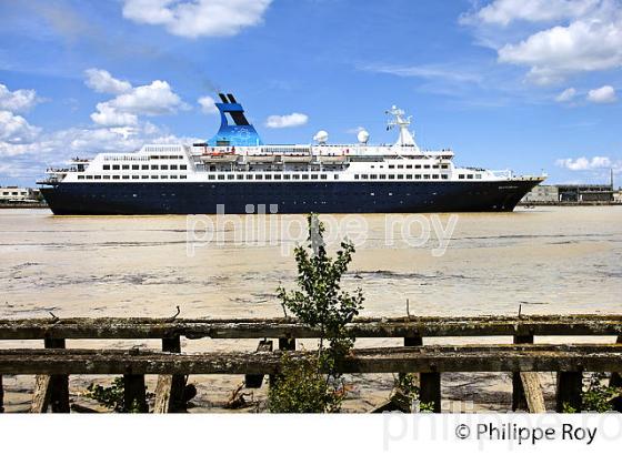 BATEAU DE CROISIERE SUR LA GARONNE ET PONT CHABAN DELMAS, BORDEAUX. (33F23340.jpg)