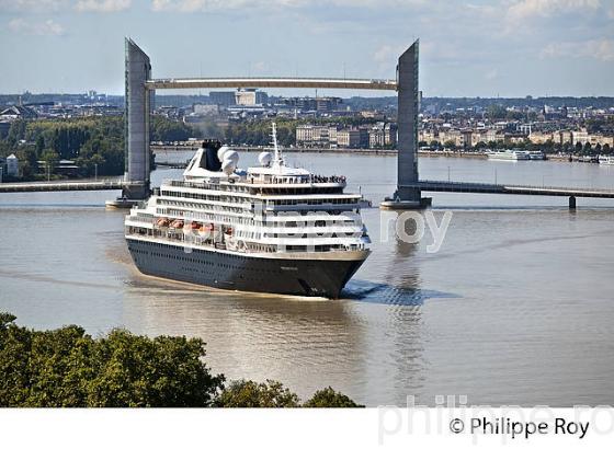 BATEAU DE CROISIERE SUR LA GARONNE ET PONT CHABAN DELMAS, BORDEAUX. (33F23405.jpg)
