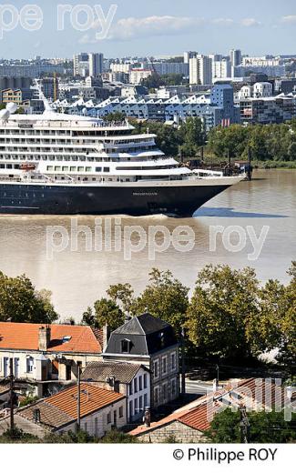BATEAU DE CROISIERE, SUR LA GARONNE, PORT DE LA LUNE ,  BORDEAUX. (33F23410.jpg)