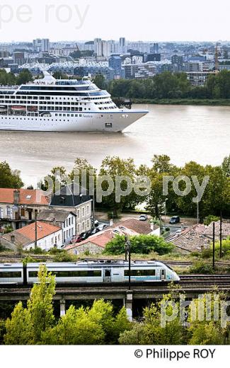 BATEAU DE CROISIERE, SUR LA GARONNE, PORT DE LA LUNE ,  BORDEAUX. (33F23412.jpg)