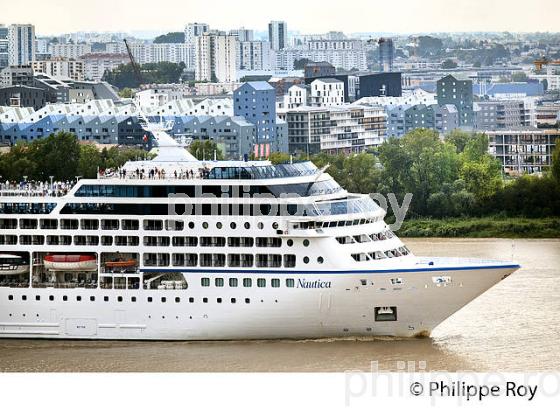 BATEAU DE CROISIERE, SUR LA GARONNE, PORT DE LA LUNE ,  BORDEAUX. (33F23420.jpg)