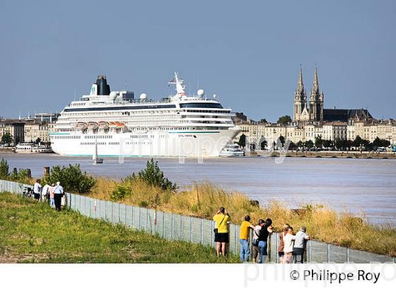 BATEAU DE CROISIERE SUR LA GARONNE , PORT DE LA LUNE, BORDEAUX, GIRONDE. (33F23421.jpg)