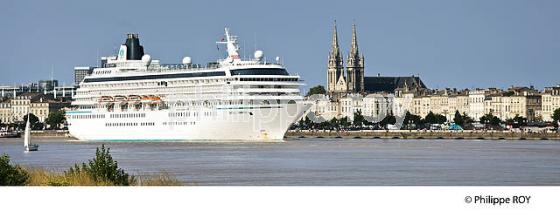 BATEAU DE CROISIERE SUR LA GARONNE , PORT DE LA LUNE, BORDEAUX, GIRONDE. (33F23425.jpg)