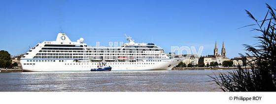 BATEAU DE CROISIERE SUR LA GARONNE , PORT DE LA LUNE, BORDEAUX, GIRONDE. (33F23427.jpg)