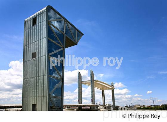 LE PONT LEVANT CHABAN-DELMAS, SUR LA GARONNE, BORDEAUX, GIRONDE. (33F23429.jpg)