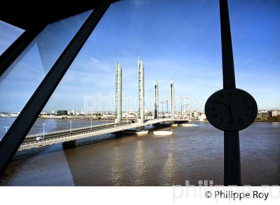 LE PONT LEVANT CHABAN-DELMAS, SUR LA GARONNE, BORDEAUX, GIRONDE. (33F23431.jpg)