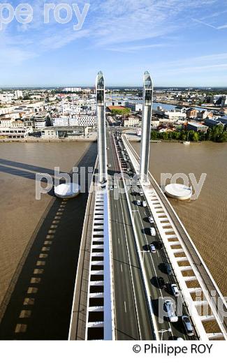 LE PONT LEVANT CHABAN-DELMAS, SUR LA GARONNE, BORDEAUX, GIRONDE. (33F23505.jpg)