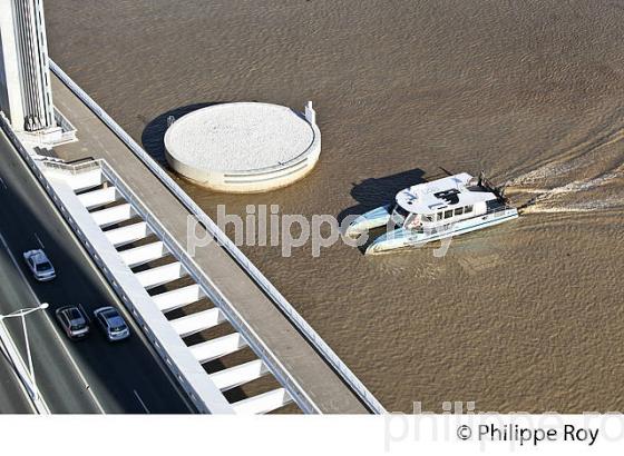 LE PONT LEVANT CHABAN-DELMAS, SUR LA GARONNE, BORDEAUX, GIRONDE. (33F23522.jpg)