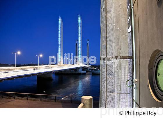 LE PONT LEVANT CHABAN-DELMAS  SUR LA GARONNE, DE NUIT,  BORDEAUX, GIRONDE. (33F23533.jpg)