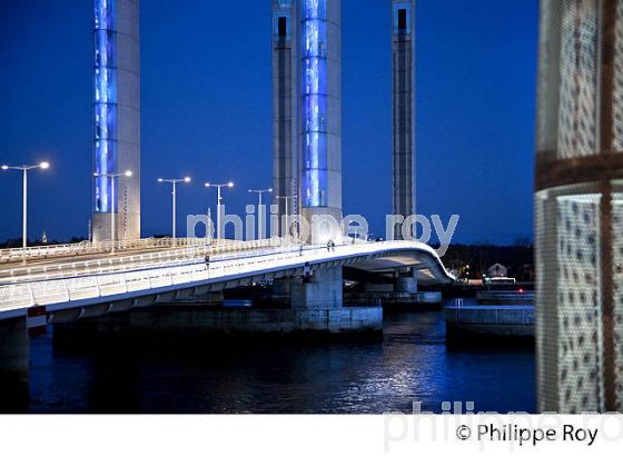 LE PONT LEVANT CHABAN-DELMAS  SUR LA GARONNE, DE NUIT,  BORDEAUX, GIRONDE. (33F23534.jpg)