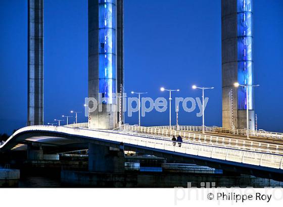LE PONT LEVANT CHABAN-DELMAS  SUR LA GARONNE, DE NUIT,  BORDEAUX, GIRONDE. (33F23535.jpg)