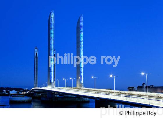 LE PONT LEVANT CHABAN-DELMAS  SUR LA GARONNE, DE NUIT,  BORDEAUX, GIRONDE. (33F23536.jpg)