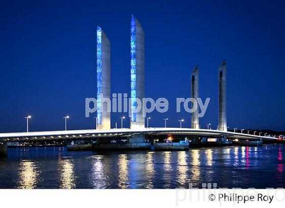 LE PONT LEVANT CHABAN-DELMAS  SUR LA GARONNE, DE NUIT,  BORDEAUX, GIRONDE. (33F23538.jpg)