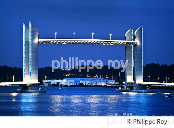 LE PONT LEVANT CHABAN-DELMAS  SUR LA GARONNE, DE NUIT,  BORDEAUX, GIRONDE. (33F23539.jpg)