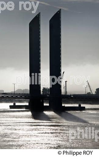 LE PONT LEVANT CHABAN-DELMAS, SUR LA GARONNE, BORDEAUX, GIRONDE. (33F23601.jpg)