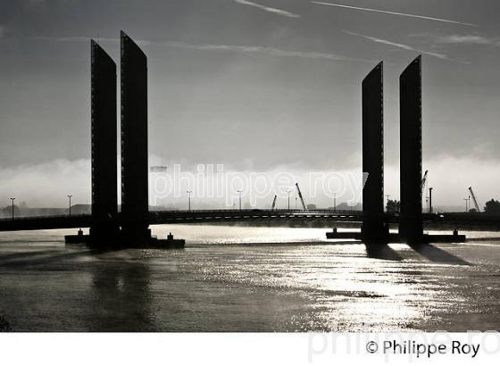 LE PONT LEVANT CHABAN-DELMAS, SUR LA GARONNE, BORDEAUX, GIRONDE. (33F23602.jpg)