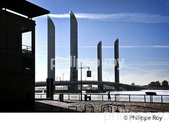 LE PONT LEVANT CHABAN-DELMAS, SUR LA GARONNE, BORDEAUX, GIRONDE. (33F23609.jpg)