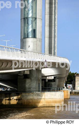 LE PONT LEVANT CHABAN-DELMAS, SUR LA GARONNE, BORDEAUX, GIRONDE. (33F23616.jpg)