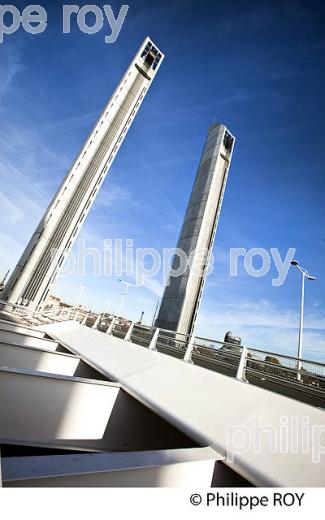 LE PONT LEVANT CHABAN-DELMAS, SUR LA GARONNE, BORDEAUX, GIRONDE. (33F23622.jpg)