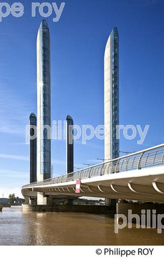LE PONT LEVANT CHABAN-DELMAS, SUR LA GARONNE, BORDEAUX, GIRONDE. (33F23624.jpg)