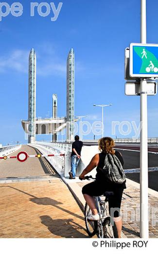 MANOEUVRE DE LEVAGE DU TABLIER DU PONT LEVANT CHABAN DELMAS, BORDEAUX. (33F23634.jpg)