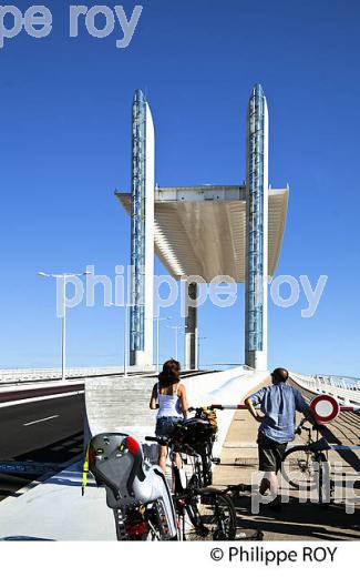 MANOEUVRE DE LEVAGE DU TABLIER DU PONT LEVANT CHABAN DELMAS, BORDEAUX. (33F23636.jpg)