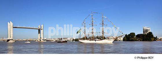 VOILIER, VIEUX GREEMENT CISNE BRANCO, ET PONT LEVANT CHABAN DELMAS SUR LA GARONNEBORDEAUX. (33F23704.jpg)