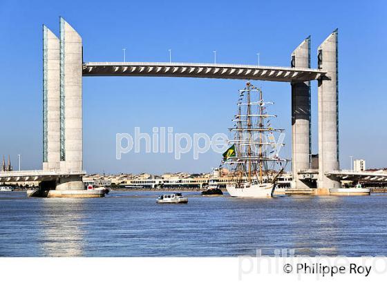 VOILIER, VIEUX GREEMENT CISNE BRANCO, ET PONT LEVANT CHABAN DELMAS SUR LA GARONNEBORDEAUX. (33F23710.jpg)