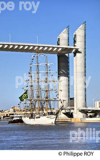 VOILIER, VIEUX GREEMENT CISNE BRANCO, ET PONT LEVANT CHABAN DELMAS SUR LA GARONNEBORDEAUX. (33F23711.jpg)
